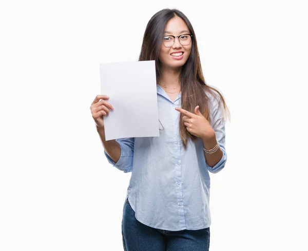 Jonge Aziatische Vrouw Met Blanco Papier Geïsoleerde Achtergrond Erg Blij — Stockfoto