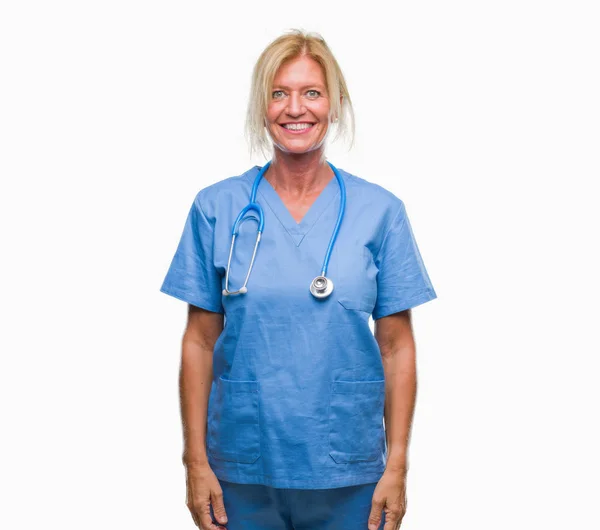Enfermeira Loira Meia Idade Médico Cirurgião Mulher Sobre Fundo Isolado — Fotografia de Stock