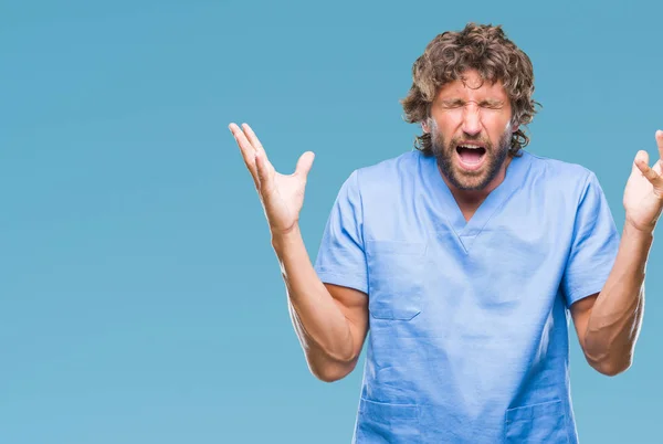 Hombre Médico Cirujano Hispano Guapo Sobre Fondo Aislado Celebrando Loco —  Fotos de Stock