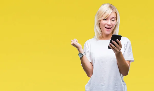 Jonge Mooie Blonde Vrouw Met Smartphone Geïsoleerde Achtergrond Schreeuwen Trots — Stockfoto