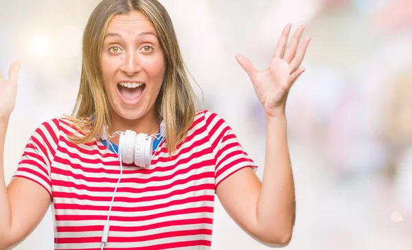 Mooie Jongedame Luisteren Muziek Hoofdtelefoon Dragen Geïsoleerd Achtergrond Vieren Gek — Stockfoto