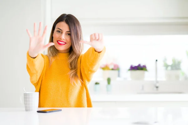 Giovane Bella Donna Che Beve Una Tazza Caffè Casa Mostrando — Foto Stock