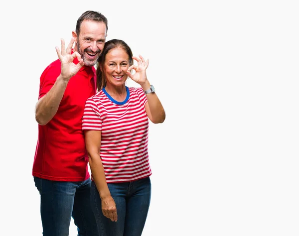 中年西班牙夫妇在爱在孤立的背景微笑正面做确定的标志用手和手指 成功的表达 — 图库照片