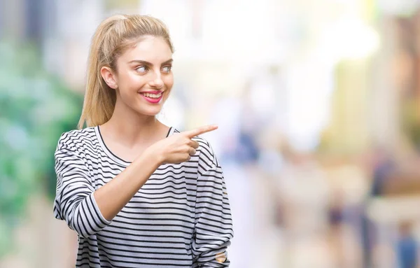 Jovem Mulher Loira Bonita Vestindo Listras Suéter Sobre Fundo Isolado — Fotografia de Stock