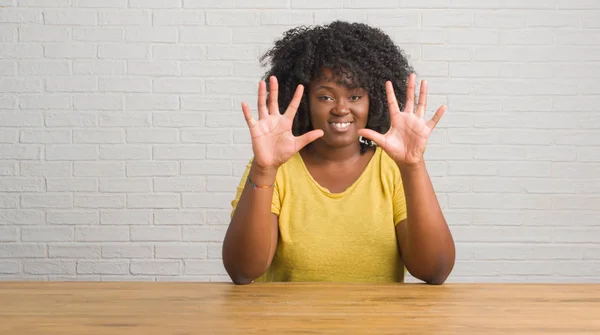 Fiatal Afrikai Amerikai Asztal Otthon Találat Mutat Ujjaival Szám Ten — Stock Fotó