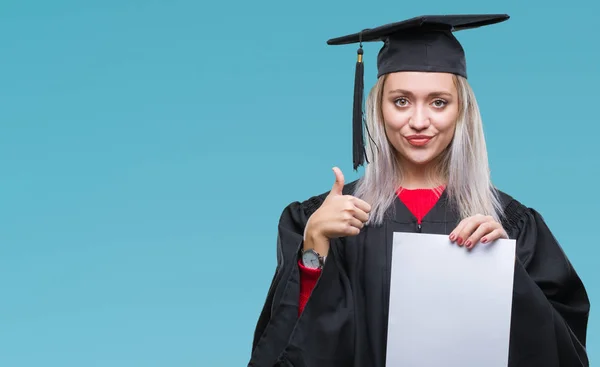 Mladá Blond Žena Postgraduální Uniformě Drží Titul Nad Izolované Pozadí — Stock fotografie