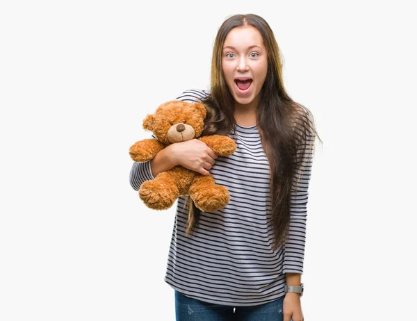 Joven Mujer Caucásica Sosteniendo Osito Peluche Sobre Fondo Aislado Asustada — Foto de Stock