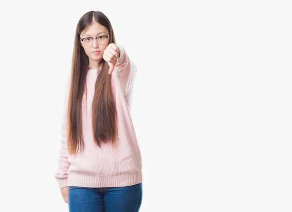 年轻的中国妇女在与世隔绝的背景下戴着眼镜 看上去不开心 愤怒地表现出拒绝和否定的姿态 错误的表达式 — 图库照片