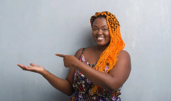 Joven Mujer Afroamericana Sobre Pared Grunge Gris Con Trenzas Anaranjadas —  Fotos de Stock