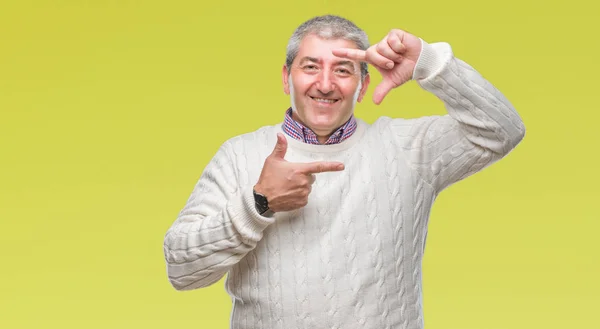 Hombre Mayor Guapo Con Suéter Invierno Sobre Fondo Aislado Sonriendo —  Fotos de Stock