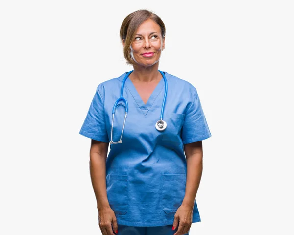 Medelåldern Ledande Sjuksköterska Läkare Kvinna Över Isolerade Bakgrund Leende Seende — Stockfoto