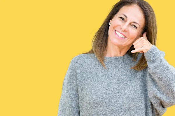 Schöne Frau Mittleren Alters Winterpullover Über Isoliertem Hintergrund Lächelnd Telefongeste — Stockfoto