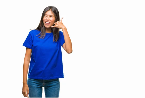 Jovem Mulher Asiática Sobre Fundo Isolado Sorrindo Fazendo Gesto Telefone — Fotografia de Stock