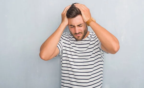 Hombre Joven Guapo Sobre Pared Gris Grunge Usando Camiseta Azul — Foto de Stock