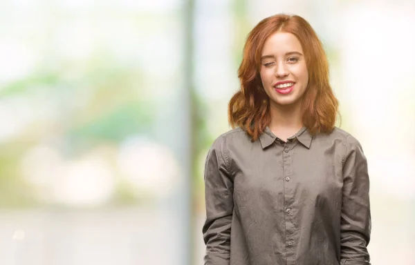 Joven Hermosa Mujer Sobre Fondo Aislado Guiño Mirando Cámara Con — Foto de Stock