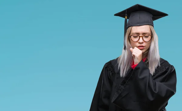 Mladá Blond Žena Nosí Postgraduální Uniforma Izolované Pozadí Pocit Nepohody — Stock fotografie