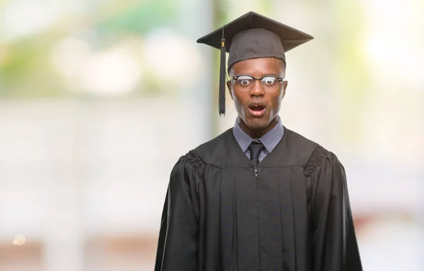 Mladý Absolvent Afroamerické Muže Izolované Pozadí Strach Šokován Výrazem Překvapení — Stock fotografie