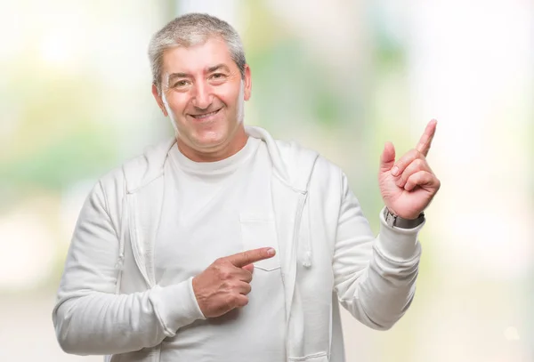 Schöner Älterer Mann Sportkleidung Vor Isoliertem Hintergrund Mit Einem Breiten — Stockfoto
