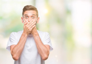 Yakışıklı delikanlı izole arka plan ağız hata için elleriyle kapsayan şok içinde. Gizli kavramı.