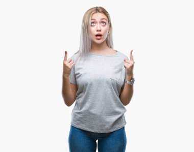 Sarışın genç kadın izole arka plan üzerinden hayran ve yukarıya bakıp parmakları ile işaret şaşırttı ve silah kaldırdı.