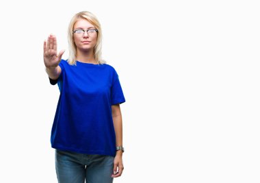 Elin avuç durağı şarkı yapıyor izole arka plan üzerinde gözlük takan genç güzel sarışın kadın. Negatif ve ciddi bir jest yüz ifadesiyle uyarı.