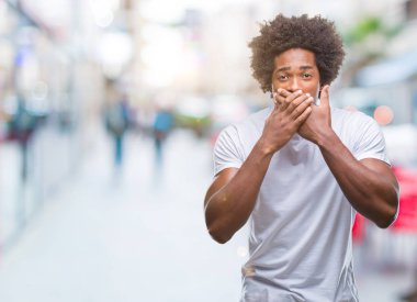 İzole arka plan ağız hata için elleriyle kapsayan şok Afro Amerikan adam. Gizli kavramı.