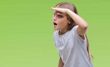 Genç güzel kız yüzünden izole arka plan çok mutlu ve gülümseyen uzakta el ile üzerine kafa arıyorum. Arama kavramı.