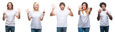 Kolaj Grup gösterilen ve parmakları ile işaret izole arka plan üzerinde rahat beyaz t-shirt giyen insan kendinden emin ve mutlu gülümseyerek süre 6 numara.