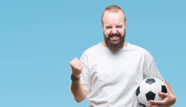 Futbol futbol topu gurur çığlık ve zafer ve başarı çok heyecanlı, kutluyor izole arka plan üzerinde tutan genç beyaz hipster adam duygu tezahürat