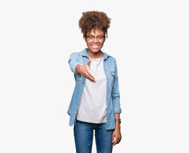 Tebrik ve davet edici dostu sunan karşılıklı gülümseyen izole arka plan üzerinde gözlük güzel genç Afro-Amerikan kadın. Başarılı iş.