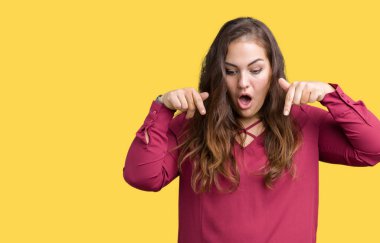 Güzel izole arka plan boyutu genç kadın artı aşağı işaret parmaklarıyla reklam, gösterilen yüz şaşırttı ve ağzı açık