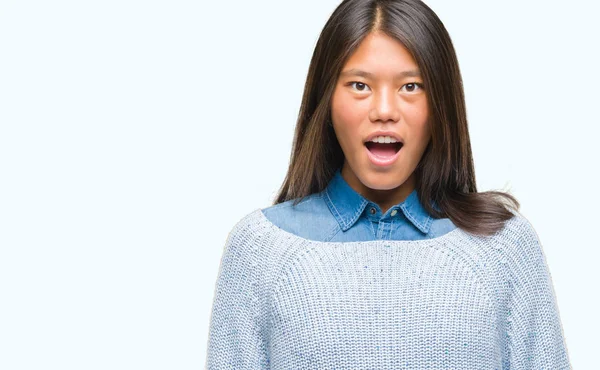 驚きの表現 恐怖と興奮した顔でショックを受けて孤立の背景の上冬のセーターを着た若いアジア女性 — ストック写真