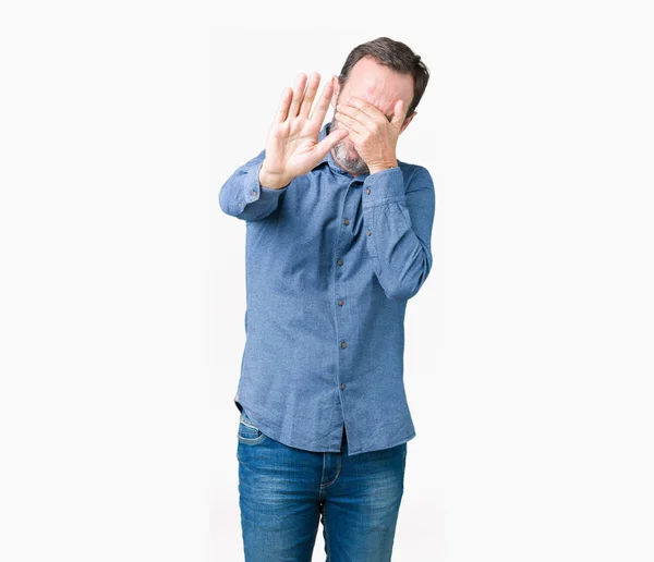 Guapo Mediana Edad Elegante Hombre Mayor Sobre Fondo Aislado Cubriendo —  Fotos de Stock