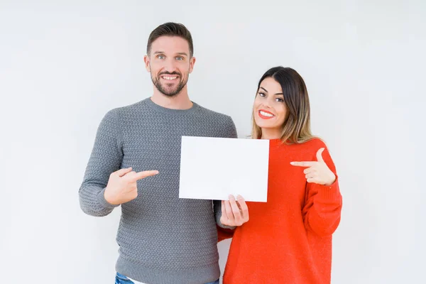 Casal Jovem Segurando Papel Folha Branco Sobre Fundo Isolado Muito — Fotografia de Stock