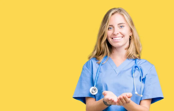 Hermosa Joven Doctora Vistiendo Uniforme Médico Sobre Fondo Aislado Sonriendo —  Fotos de Stock