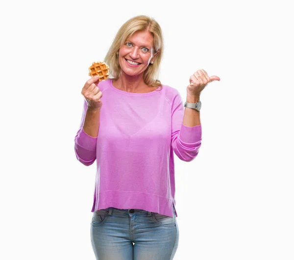 Blonde Vrouw Van Middelbare Leeftijd Zoete Wafel Eten Geïsoleerde Achtergrond — Stockfoto