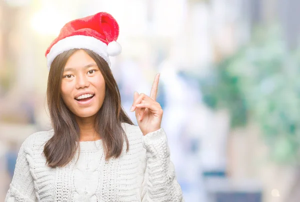 Giovane Donna Asiatica Indossa Cappello Natale Sfondo Isolato Puntando Dito — Foto Stock