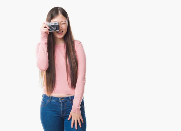 Mladá Číňanka Nad Samostatný Pozadí Fotografování Pomocí Vinobraní Fotoaparát Stojící — Stock fotografie