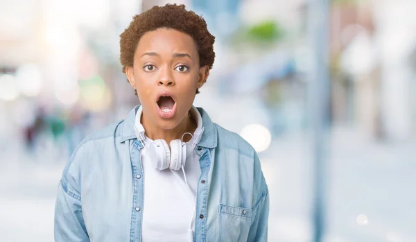 Jovem Afro Americana Vestindo Fones Ouvido Sobre Fundo Isolado Com — Fotografia de Stock