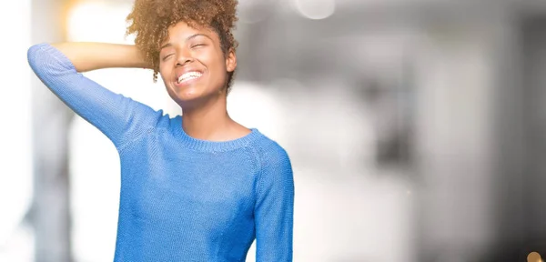 Hermosa Joven Afroamericana Mujer Sobre Fondo Aislado Sonriendo Con Confianza — Foto de Stock