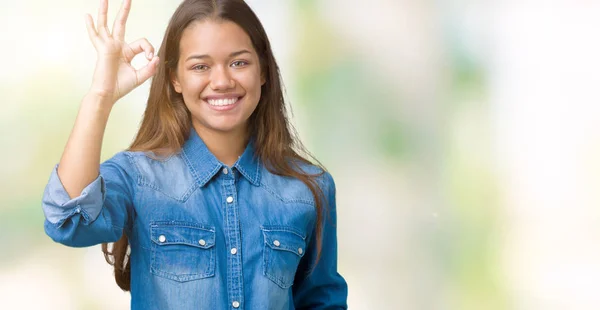 Ung Vacker Brunett Kvinna Som Bär Blå Jeansskjorta Över Isolerade — Stockfoto