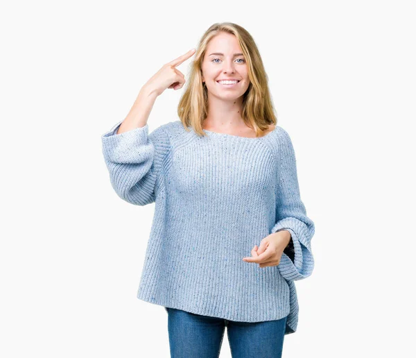 分離の上青いセーターを着ている美しい若い女性背景笑顔が頭 つの指 素晴らしいアイデアや思考 良いメモリを指す — ストック写真