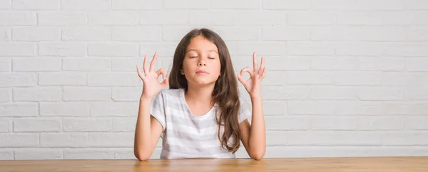 Jonge Latino Jongen Zittend Tabel Thuis Ontspannen Lachend Met Ogen — Stockfoto