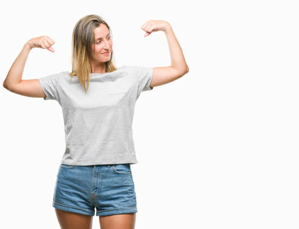Ung Vacker Kvinna Över Isolerade Bakgrund Visar Armar Muskler Ler — Stockfoto
