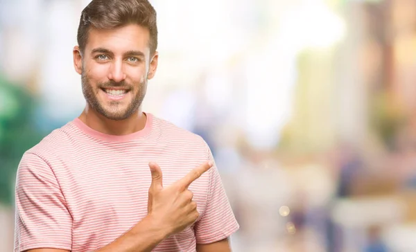 Joven Hombre Guapo Sobre Fondo Aislado Alegre Con Una Sonrisa — Foto de Stock