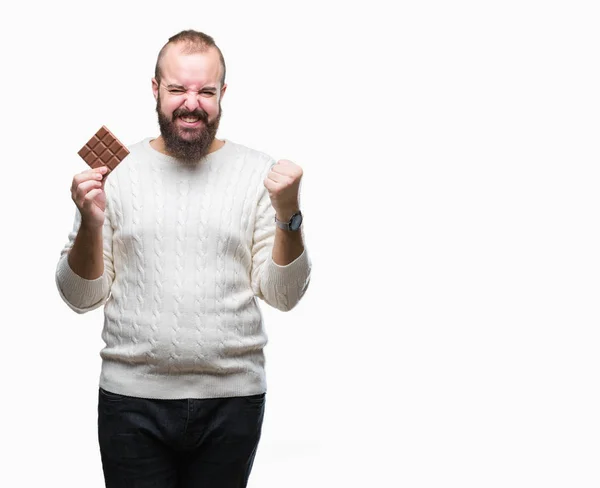 Νέοι Hipster Άνθρωπος Τρώει Σοκολάτα Πέρα Από Απομονωμένο Υπόβαθρο Ουρλιάζοντας — Φωτογραφία Αρχείου