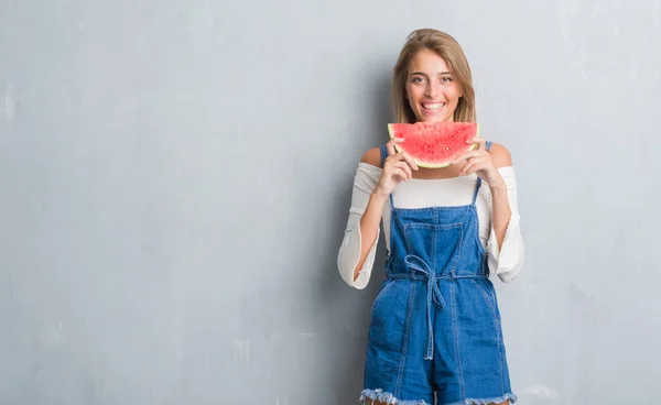 Hermosa Mujer Joven Sobre Pared Gris Grunge Comiendo Sandía Con —  Fotos de Stock