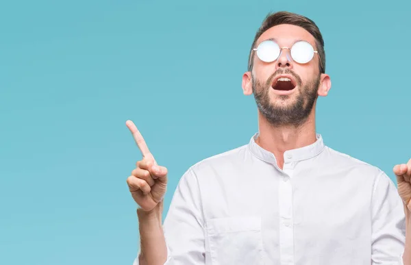 Junger Gutaussehender Mann Mit Brille Vor Isoliertem Hintergrund Erstaunt Und — Stockfoto