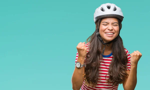 年轻的阿拉伯骑自行车妇女戴安全帽在孤立的背景下非常高兴和兴奋做胜利者的手势与手臂举起 微笑和尖叫的成功 庆祝概念 — 图库照片