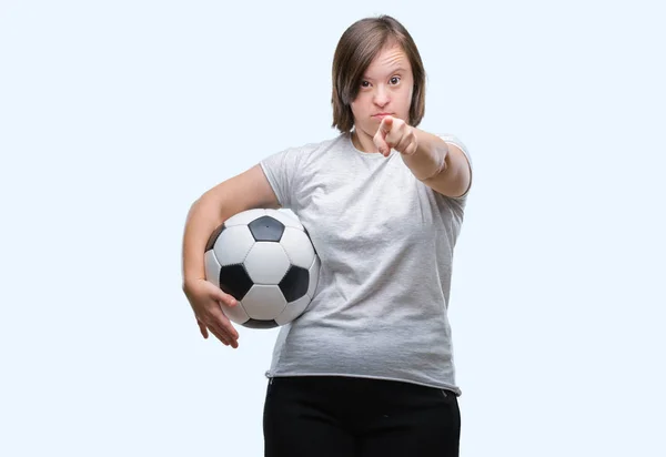 Junge Erwachsene Frau Mit Syndrom Hält Fußballball Über Isoliertem Hintergrund — Stockfoto